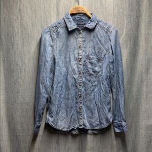 American Eagle Outfitters Blue Denim boyfriend fit Long sleeve shirt size small